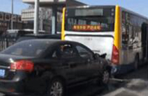 开车打电话追尾公交 行车陋习致事故连连